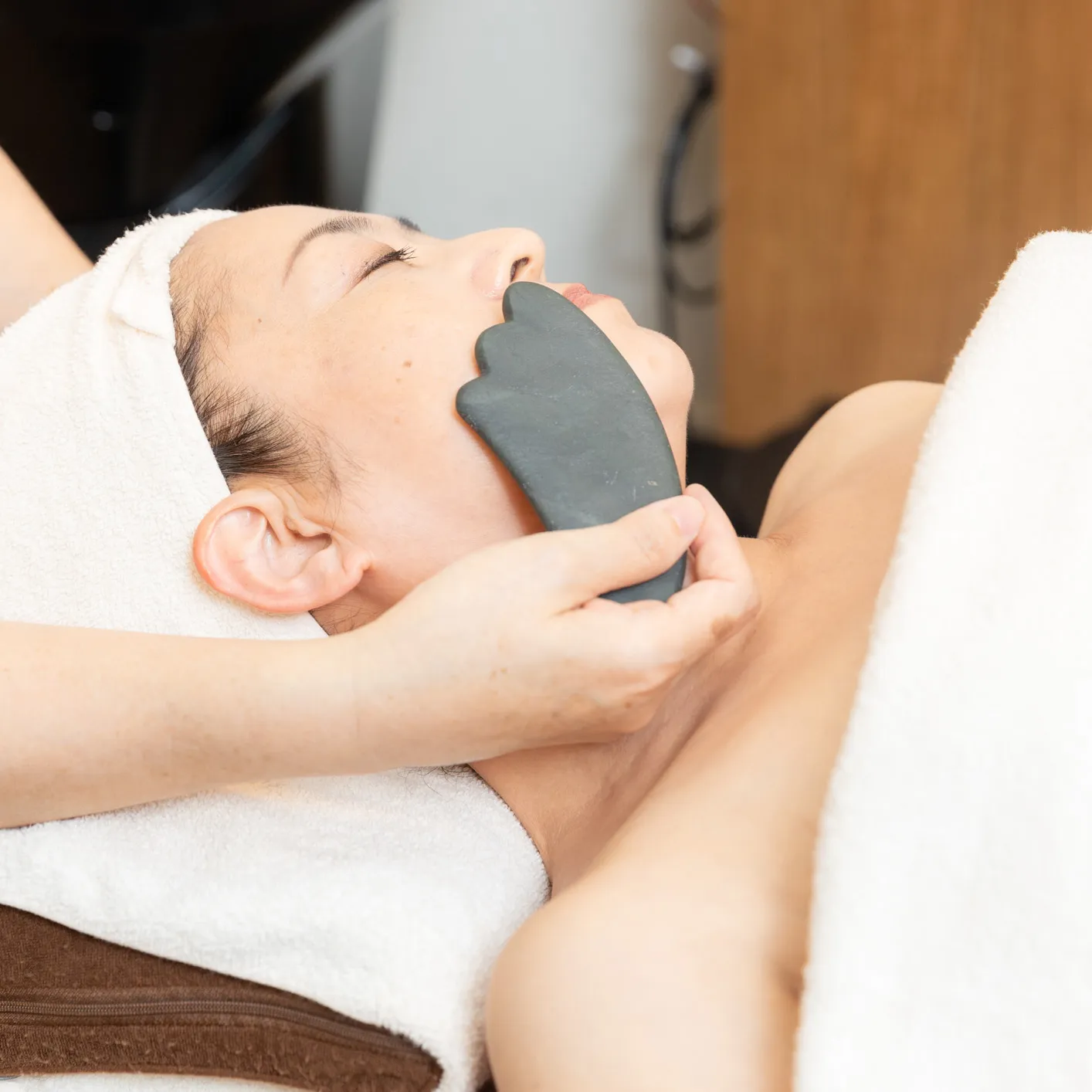 バザルトストーンフェイシャル60分　¥7,700ヘッドスパ60分　¥6,600