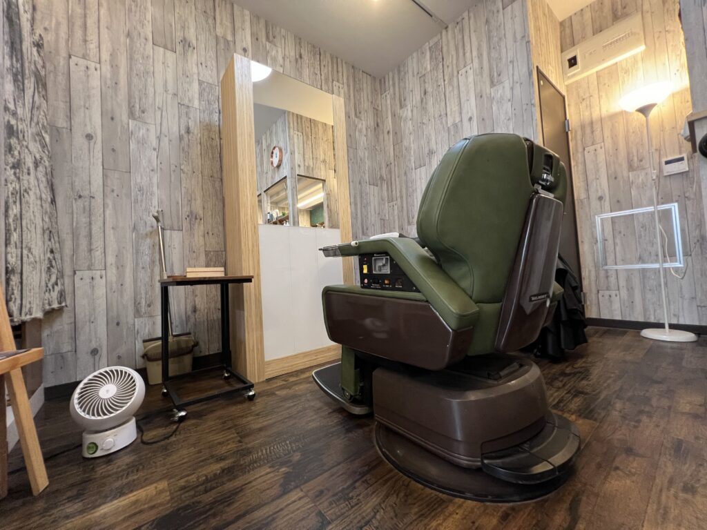 barber&spa M S worker