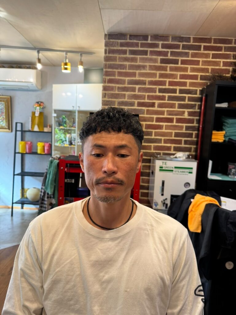 クラシックとモダンが交差する、大人のクロップスタイル